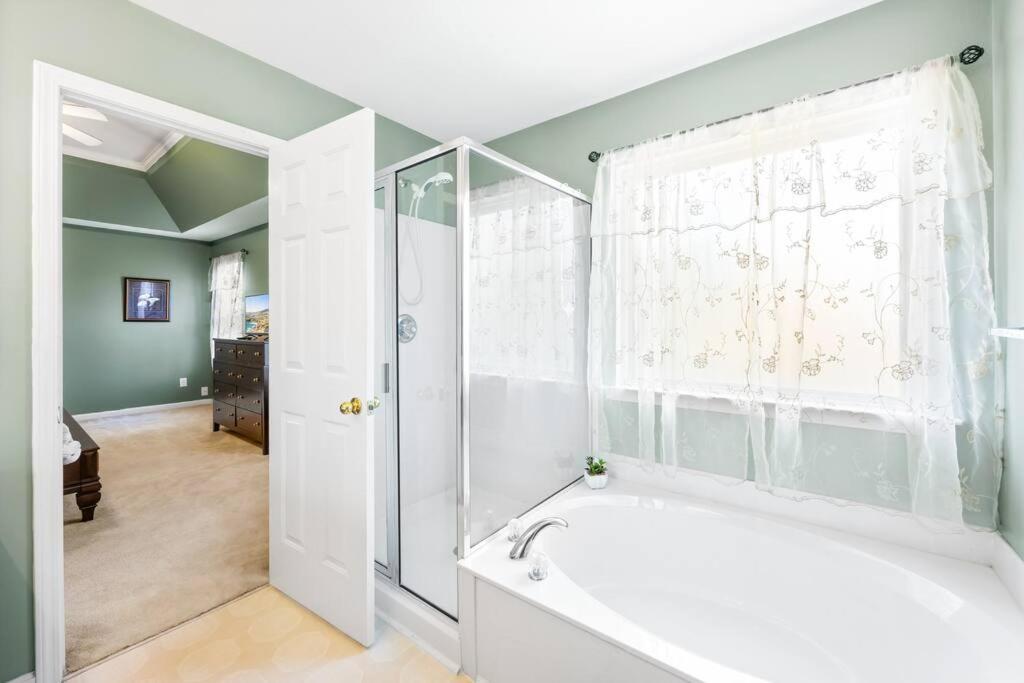 Chelsea's Fun House-university Area! Holiday home Charlotte